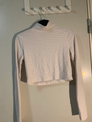 Vit topp  - Vit glansig topp från bikbok.