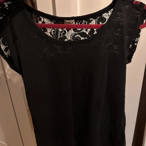 Top - En svart top/t-shirt i mycket bra skick
