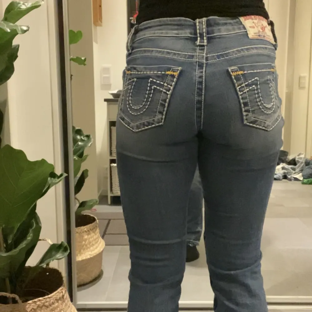 True religion jeans som börjar bli för små :/ har sprättat upp dem längst ned för att göra dem längre :) jag brukar ha storlek s/m och de är långa på mig som är 169. Skriv om ni vill ha fler bilder, pris är exklusive frakt och kan diskuteras !. Jeans & Byxor.