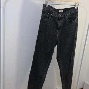 Boyfriend jeans- Svart storlek 36 - Säljer mina svarta boyfriend i storlek 36. Bra skick!