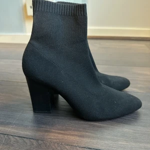 Ankelboots Zara - Ankelboots i mycket fint skick från Zara. Använda endast 2 gånger.  Frakt tillkommer. Går bra för upphämtning i Jakobsberg  200 kr