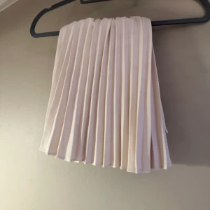 Kort plisserad kjol - Super söt kort plisserad kjol i storlek S. Jättefin beige färg🌨️