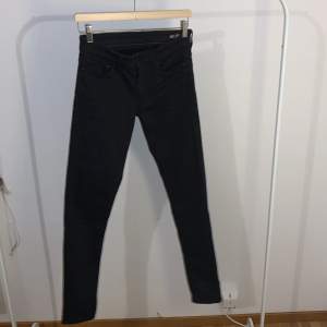 Svarta jeans (Crocker) superskinny. 