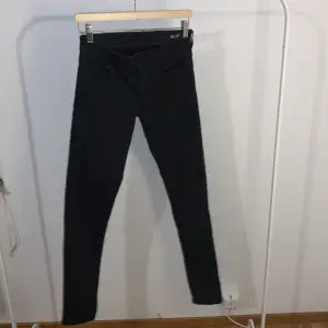 Svarta jeans (Crocker) superskinny. 