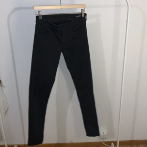 Helt nya svarta jeans- storlek 28/32 - Svarta jeans (Crocker) superskinny. 