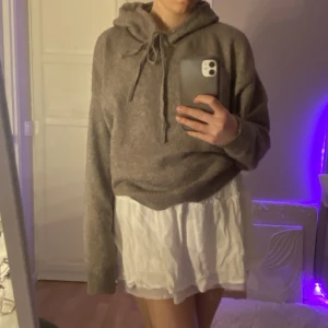 Stickad hoodie  - Från Lindex, så sjukt bekvämt o mysigt tyg. Köpt för 400kr och använd ca 5 ggr. I en beige/brun färg