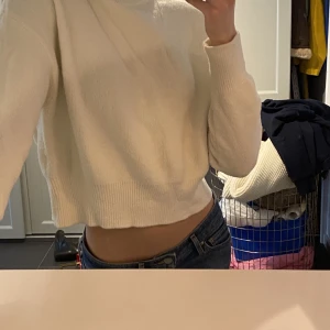 Vit mysigt tröja - Fin tröja i jättemjukt material! Har ett litet hål/ upprivning från tvättmaskin på framsidan