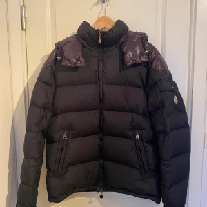 Moncler puffer jacka  - Moncler chevalier down jacket  Strl 4  Marinblå med glänsande blått tyg på axelparti och luva. Mycket bra skick, enda flawn på jackan är att tecknade serien på insidan är till viss del limmad p.g.a. vissa sömmad lossnade.  Hör gärna av er med frågor! (: 