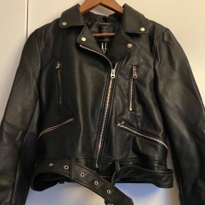 Skinnjacka  - Svart croppad skinnjacka från zara. Oanvänd med lappen kvar. Storlek M men passar även s-xs då den är liten i storleken 