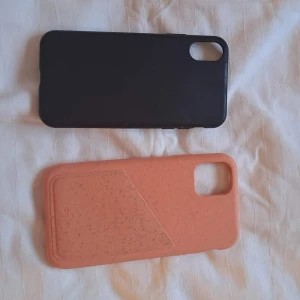 Mobilskal - Två olika mobil skal i bra skick. Den svarta är för iPhone X och den oranga/persiko färgade är för iPhone 11. Den oranga är från Pela och har korthållare på!🤍 köp dem för 50kr/st eller båda för 80kr!!🤍🤍
