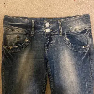 Jag säljer mina lågmidjade jeans för att dom inte kommer till andvänding💗 dom är i bra skick och jag köpte dom här på plick🫶🏻