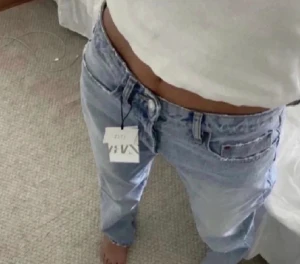 Mid rise jeans Zara - Säljer nu mina fina mid rise jeans från Zara🤍 Dem är använda men finns inga defekter🤍  Skriv för fler bilder m.m🤍 Köparen står för frakten