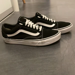 Vans skor  - Säljer min vans skor har bara använt dom 2-5 gånger dom är rena fast bara sulan är lite smutsig men de kan jag ta bort 