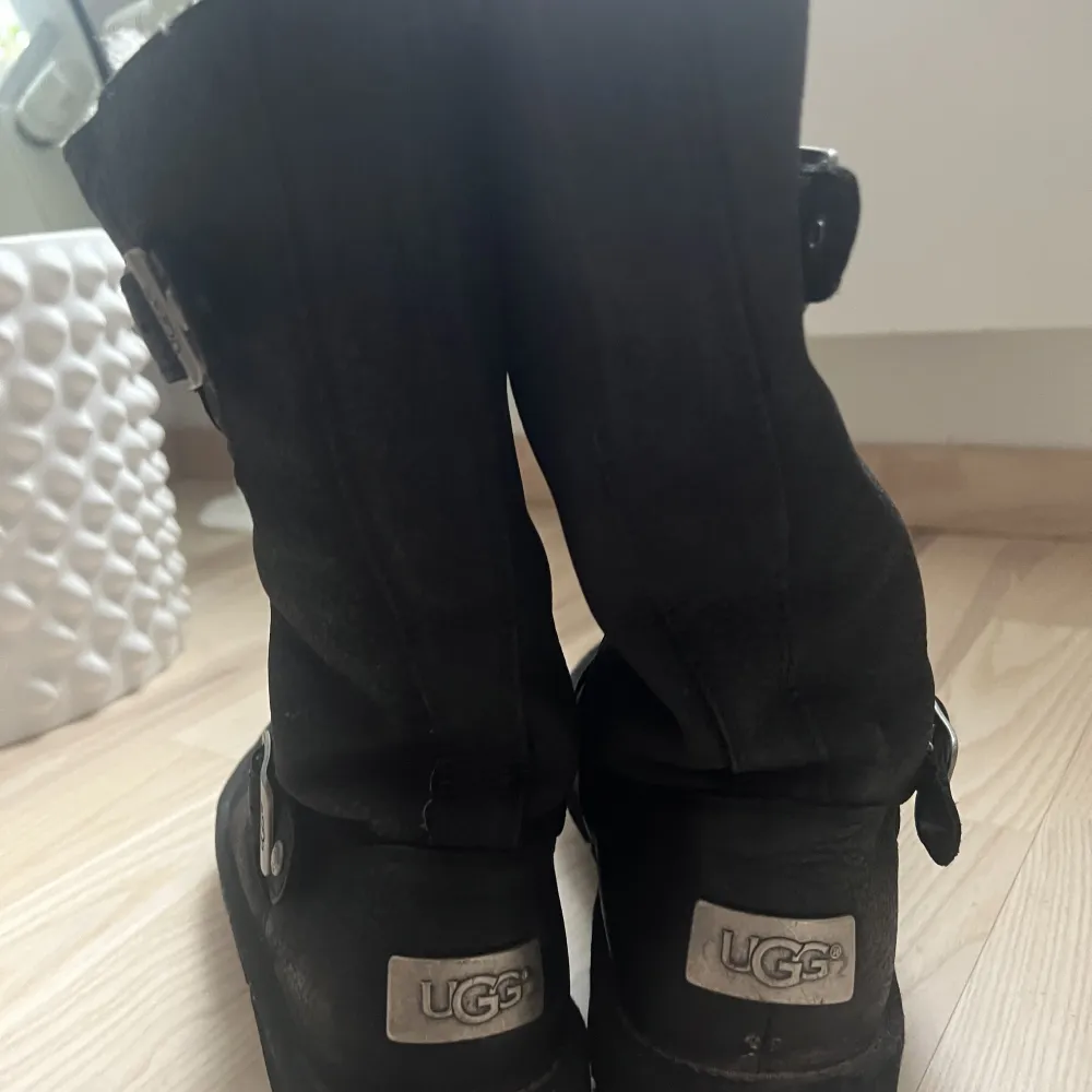 Leather material makes them more unique that the typical suede. Warm and comfortable.. Kengät.