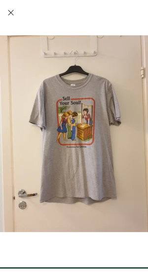 T-shirt L - Använd engång. För lång för mig. Bredd 56cm Längd 77cm. Väldigt mjuk. 90% Bomull 10% Polyster 