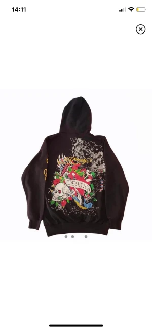 Ed hardy hoodie - Säljer min ascoola ed hardy hoodie pga behöver pengar😔Den e knappt använd 10/10 skick, alla stenar sitter kvar etc