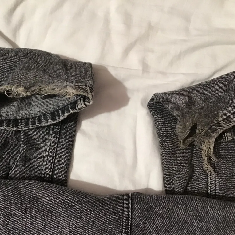 Frakt: 63kr -tyvärr slitna och lite sönder (vid ena sidan) längst ner men går säkert att vika och sy ihop eller nåt!. Jeans & Byxor.