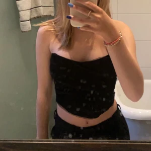 Korsett - Korsett ifrån Zara, svart med fina detaljer och är använd 3 gånger🖤 