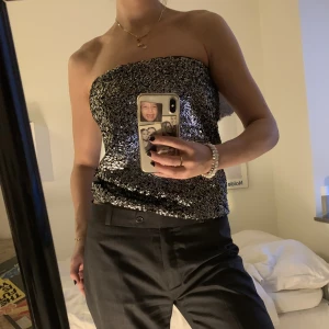 Den perfekta tubtoppen - Säljer denna som glittriga tubtopp tyvärr inte kommer till användning längre! Det är egentligen en kjol men personligen tycker jag den passar mycket bättre som en topp;)! 💞köparen står för frakten men jag möter även upp i Lund💞