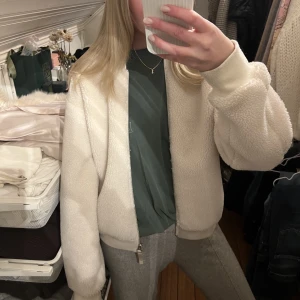 Teddy jacka  - Bomberjacka i Teddy från Other&stories inköpt för 1 år sedan! Den är super fin knappt använd. 