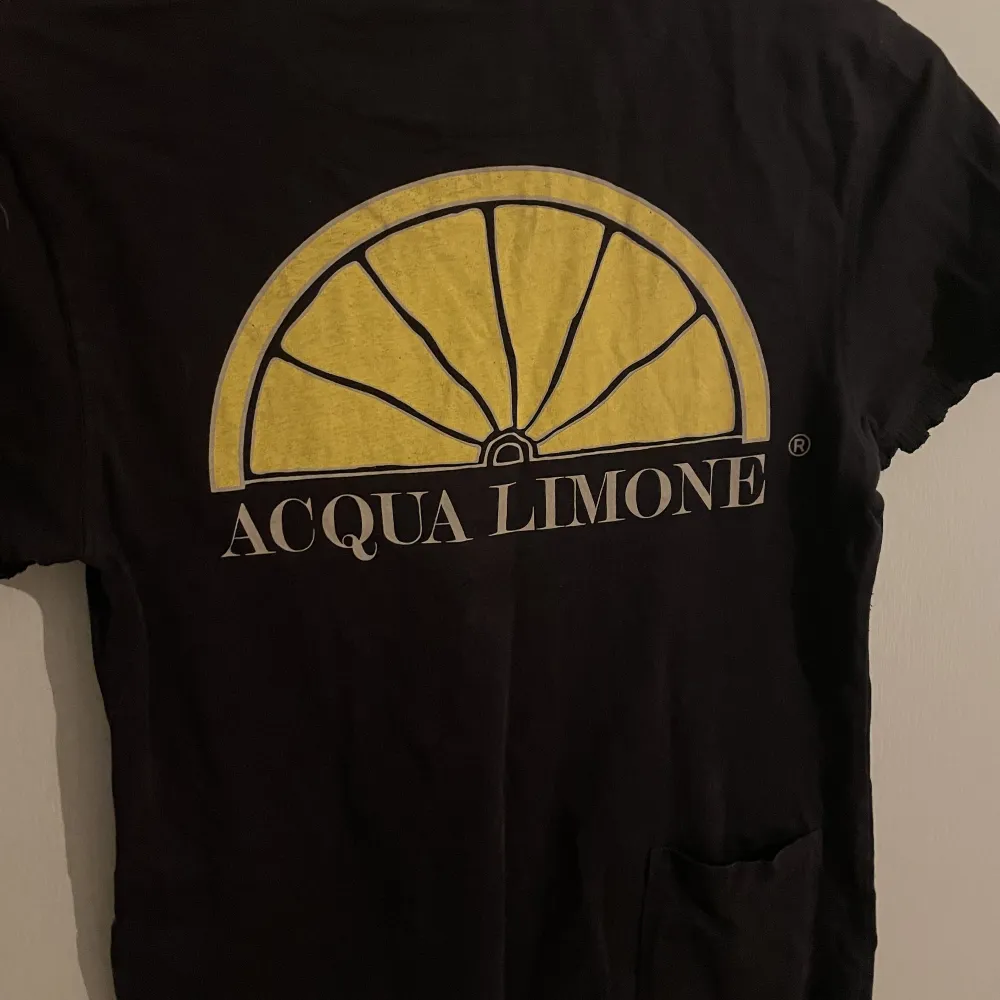 Äkta acqualimone T-shirt. I storlek xxs men funkar för xs och s. T-shirts.