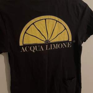 Äkta acqualimone T-shirt. I storlek xxs men funkar för xs och s