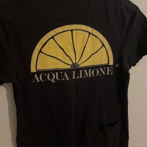 T-shirt  - Äkta acqualimone T-shirt. I storlek xxs men funkar för xs och s