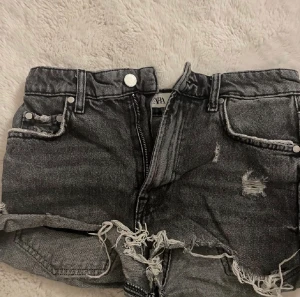 Zara shorts  - Säljer ett par snygga shorts från zara då de inte passar mig❤️säljer för 175 men köp direkt för 200