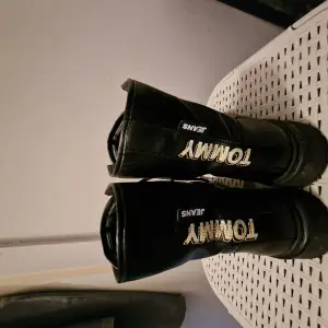Tommy boots,svarta,använd väldigt lite. Modellen finns inte längre,köpte från Zalando för 2000sek.