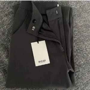 Madlady kostymbyxor  - Helt nya gråa kostymbyxor från madlady! Storlek eu34 längd L28 💗köpta för 650kr
