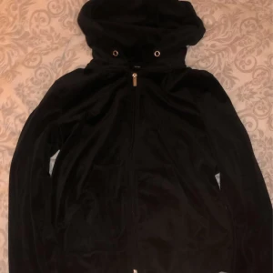 Svart hoddie  - Säljer min svarta hoddie från ginatrico 