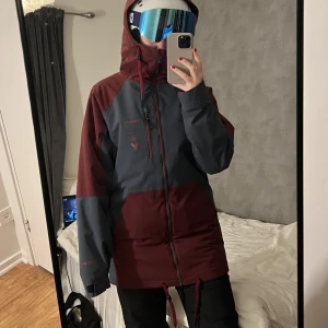 Snowboardjacka Armada - Snowboardjacka som inte längre kommer till användning. Använd en vecka, mycket bra skick!  Längre modell med resår för att sitta på plats. Stora fickor, hörlurshål, innerficka samt ventilationsöppningar i armhålorna!😍Pris kan diskuteras! Köpt för ca 1700