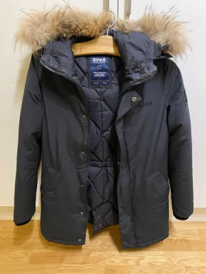 Pälsjacka Svea - En pälsjacka från Svea, använda men inga skavanker! I storlek m