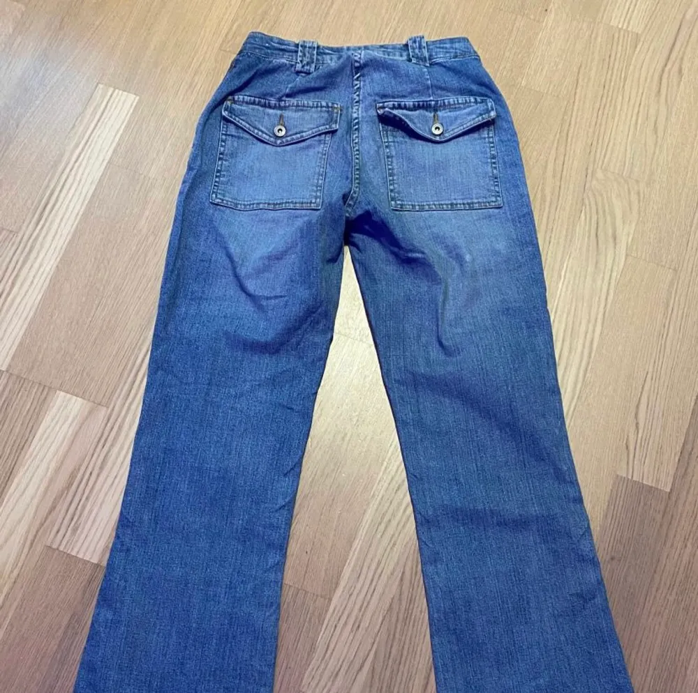 Jättefina jeans ifrån Lindex i strl. 34/36 Vet inte nypris men skulle gissa på 200/300kr🥰 Knappt använda! Hör av er för frågor🫶🏻 (Frakt ingår ej) . Jeans & Byxor.