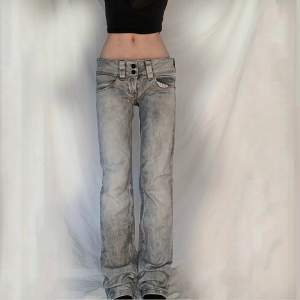 Gråa lågmidjade jeans. Säljer pga att de är för att jag har ett par andra gråa jeans. 78 midjemått och innerbenslängd 80cm