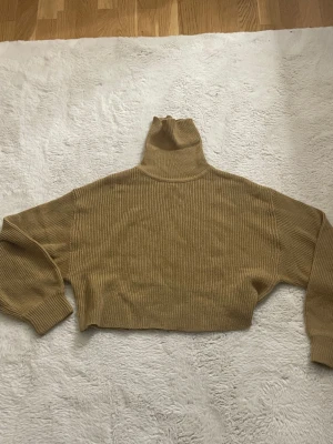 stickad tröja - stickad brun tröja, oanvänd med krage.