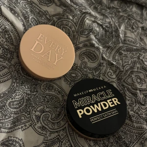 Smink - Puder från makeupmekka, endast testade men var fel färg så är precis som nya!