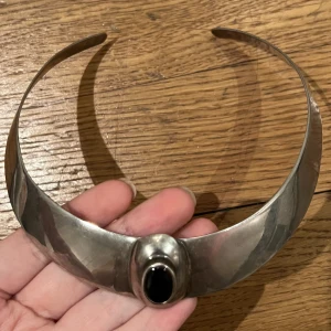 Halsband typ choker - Okänd metall. Den går att böja så att den passar ens hals. Möts i stockholm eller fraktar :) kontakta mig om du vill köpa