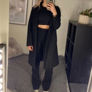 Svart kappa - supersnygg kappa med fickor som knappt är använd, därav inga defekter. bilderna är lånade så skriv privat för egna bilder. nypris 499kr.