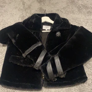 Jacka från NA-KD stl 36 - Jackan är köpt för cirka 2 år sedan, det var en influencer-kollektion på NA-KD.  Nypris ca 800kr! Har använt MAX 10 gånger. Jackan är i ”päls” material med läderdetaljer.  Pris kan diskuteras! Först till kvarn:) skicka ett meddela vid intresse!☺️