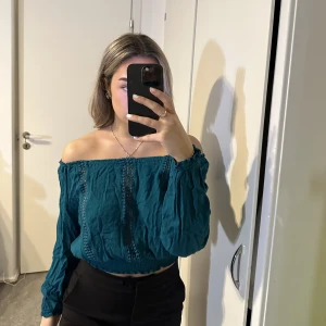 Blå off shoulder topp  - En fin långärmad blå tröja som även kan användas off shoulder!  Bra skick, använd få gånger.