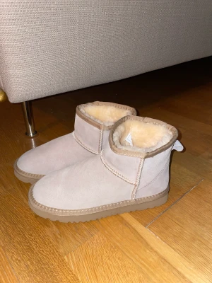 Uggs  - Helt oanvända Uggs-liknande skor (inte äkta) som jag säljer pga att jag beställde för liten storlek och hann inte returnera i tid. De är små i storleken så jag skulle rekommendera dom till någon som har storlek 38💕