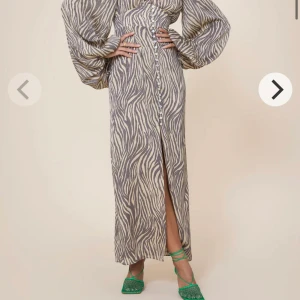 Adooreklänning - För liten för mig, så aldrig använd. Säljer då returrätten gått ut. 