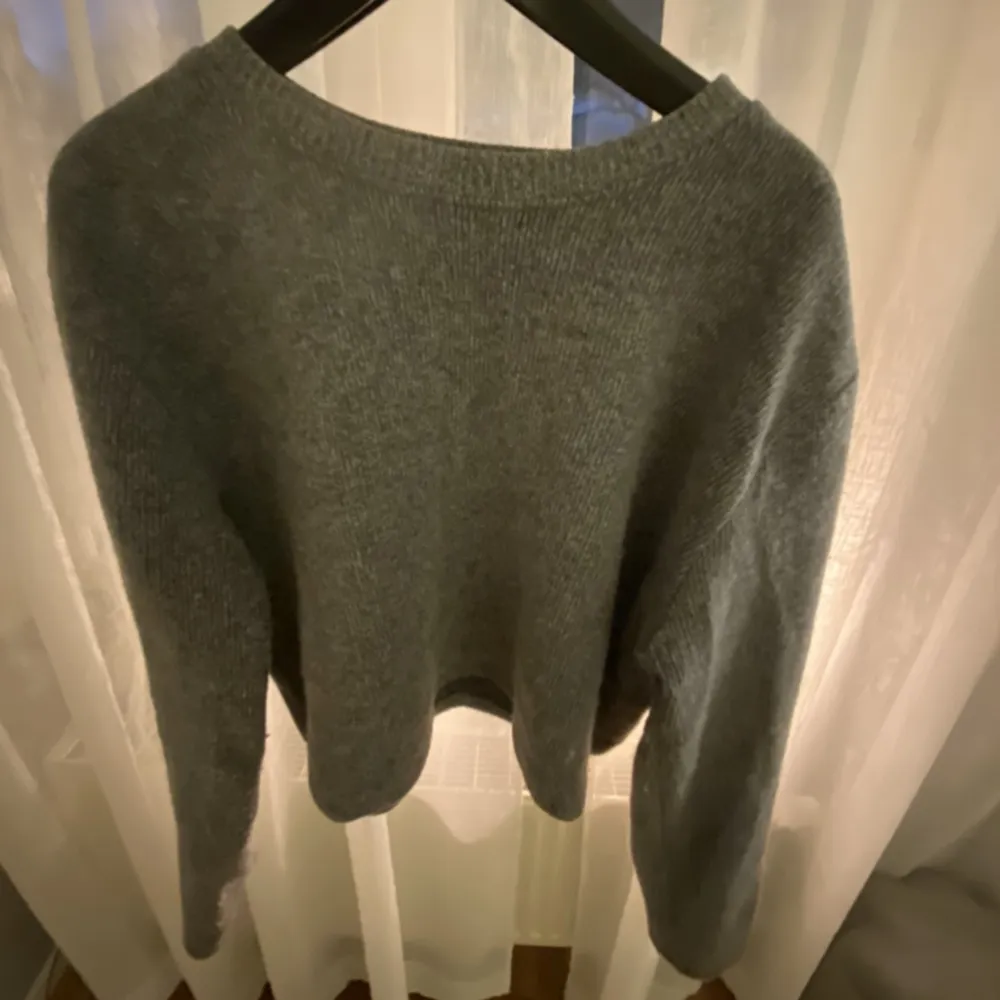 Fin grå cropad stickad tröja från zara 💕💕 Storlek M men passar även s . Stickat.