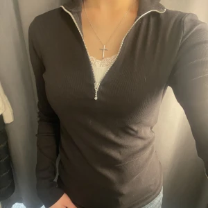 ribbad topp - svart ribbad half zip från hm. endast testad, dm vid frågor 🤍