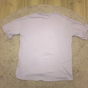 Oversized t-shirt - • Storlek S från monki • Finns en liten fläck på framsidan • gjord av bomull 