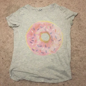 t-shirt - Grå t-shirt från gina tricot med en finit på. 