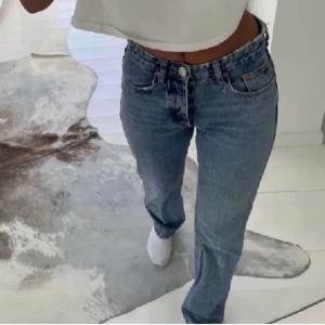 Zara midrise - Zara mid rise jeans storlek 38 sitter så snyggt i midjan, fint skick ❤️