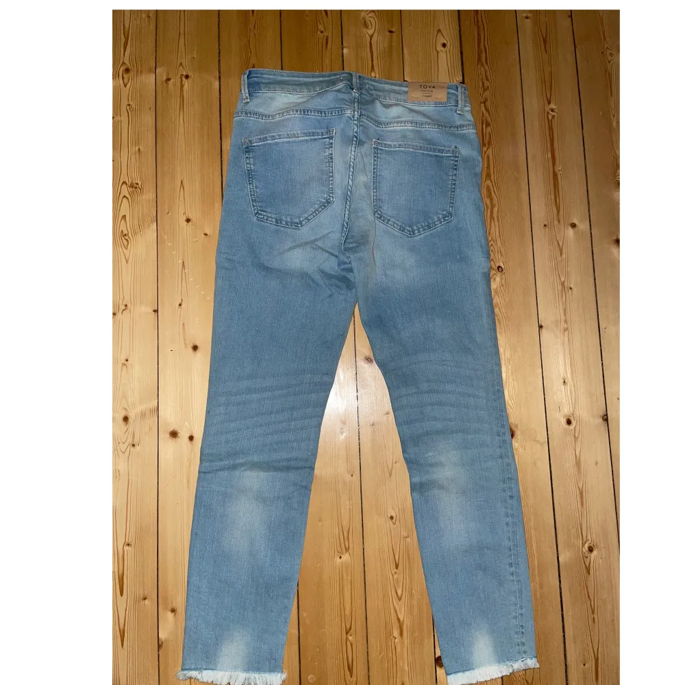 Cropped Jeans ”Tova, the slim” från Lindex i storlek 42. Aldrig använda och prislappen (299kr) är kvar. Köparen står för fraktkostnaden.. Jeans & Byxor.