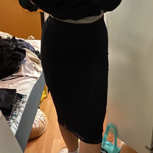 Lång tygkjol - Lång tygkjol från H&M i storlek L men passar storlek M också. Lite vit prickig längst ner i kanten men det kan man tvätta bort eller sy upp. (Det är för den tidigare varit uppstruken). Super skön och fint tyg.